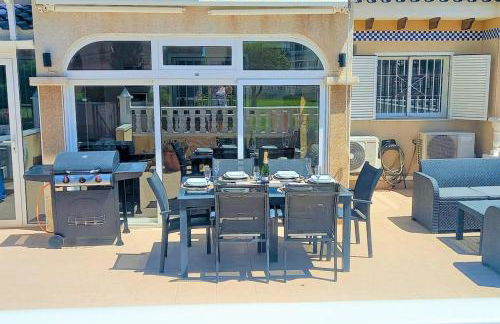 Spacious ground floor apartment overlooking the beautiful communal pool - Foto 16