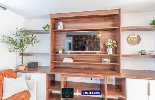 Luxury Retreat For 10 Short Lets & Serviced Accommodation Manchester with Hot Tub and Spacious Garden - Foto 34