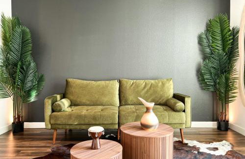 Modern Cosmopolitan APT Mid Hollywood with Free Parking 10mins to Universal Studios - Photo 1