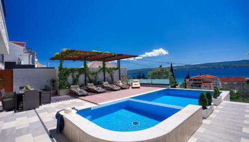 LUXURY VILLA PARADISE 120m from sandy beach, heated pool, billiard, max 12 pax - Foto 4