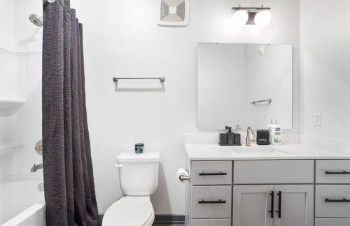 Bright & Cozy 2BR Retreat w Parking Broad Ripple - Foto 44