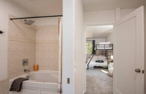 Updated Large River Front Home with Hot Tub - Foto 25