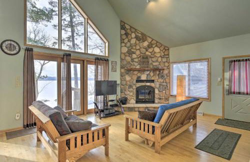 Cozy Dam Lake Escape with Dock, Yard and Water Access! - Foto 1