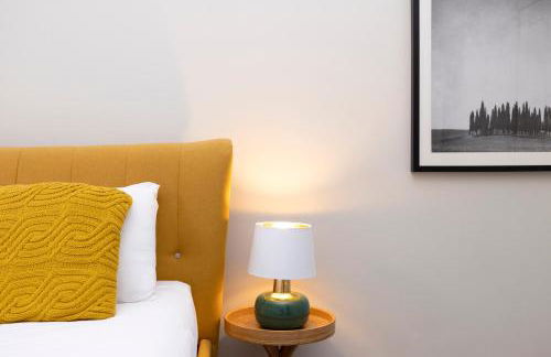 JOIVY Iconic Cockburn Street 4 Bedroom Apartment: Heart of Old Town - Foto 40