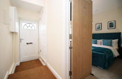 LUXURY 4 Bedroom 4 Ensuite Home in Penarth (Pool Table Games Room & BBQ Garden) with Sea Views - Photo 77