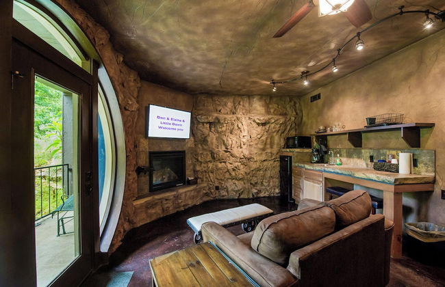 Eureka Springs Treehouses, Hobbit Caves & Castles - Photo 19