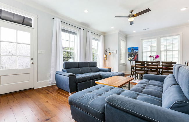 Modern 4 BR Condo with Balcony & Pool - Near FQ - Foto 25