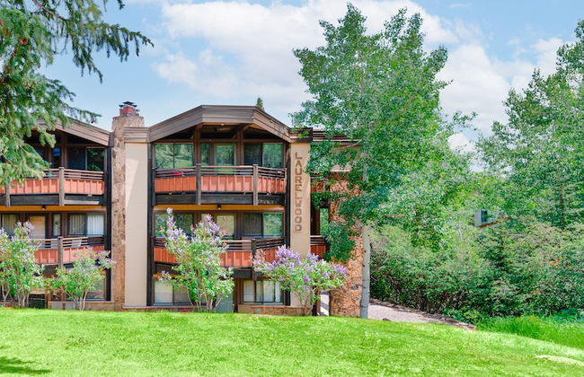 Laurelwood Condominiums - Foto 1