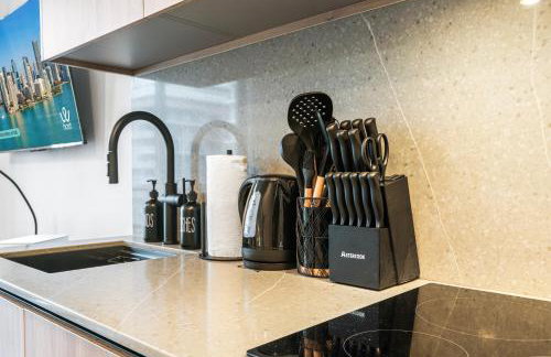 Downtown Condo with Den and Pool Access - Foto 24