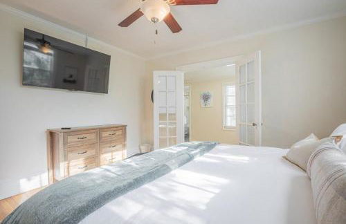 Classic City Apartment w Firepit - Photo 8