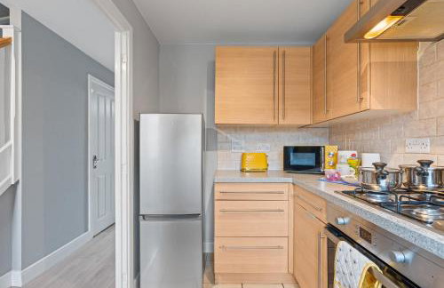 Charming House - Walking distance to Town Centre - Free Parking, Self-Check-In, Fast WiFi and Smart TV by Yoko Property - Photo 17