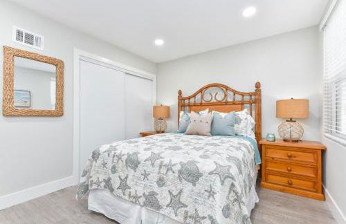 Sunset Island 3 Level Home on the Water sleeps 10 - Photo 25