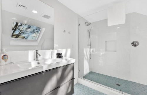 Waterfront Retreat with Private Dock and Fire Pit, Sleeps 8, Outdoor Dining, Spa-Style Primary, Gourmet Kitchen with Dual Dishwashers, Gas Fireplace, River Views, Bright Open Layout, Central AC, Perfect Coastal Escape for Families, 24 Hr Hospitality - Foto 45