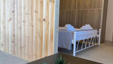 Phil's Apartments - Photo 3