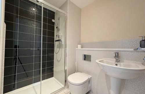 4BR Home - Gym - 3BA - Free Parking - En-suite - Near LGW Airport - Foto 9