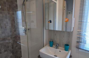 Beautifully presented beachcomber holiday home sited on the Durdle Door holiday park within a few minutes walk from the path that leads to the famous Durdle Door arch and Lulworth cove - Foto 17