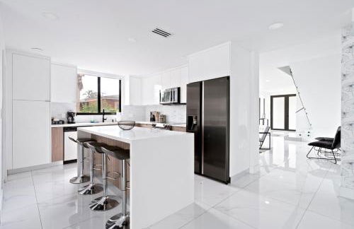 April Sale! 4BR - Private Yard, Grill, Soaking Tub, Near Coral Gables & MIA Airport - Foto 3