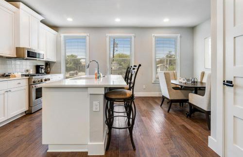 Downtown home with WiFi, central AC, furnished rooftop deck, and full kitchen - Foto 6