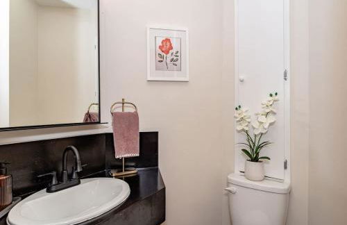 615 Ash Avenue - Modern Retreat w Hot Tub - Foto 24