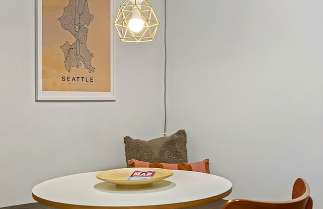 Mid-Century Vibes Basement - Foto 6