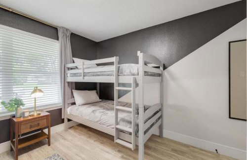 Relaxing Texas Retreat 4BR w Pool & Dream Kitchen - Foto 35