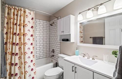 Vermilion Retreat with Game Room, Hot Tub and Across from Community Pool - Foto 28