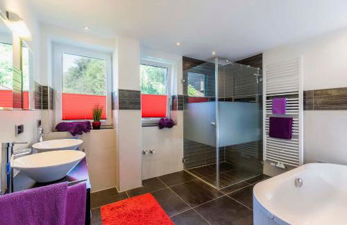 Moderne Fewo mit Fasssauna und Kamin im ländl. Allgäu - Foto 8