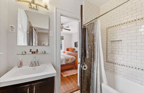 Luxurious Myers Park Living with Screened Porch - Foto 16