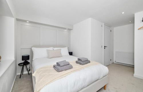 CORN FLOUR LODGE at PITKERRO MILL with HOT TUB 3 double bedrooms with TVs, 1 en-suite, 2 further bathrooms, fully equipped kitchen, large family dining area, FREE parking, WiFi, private garden, short, mid,longterm stays available with HONEYCOMB HOSTS - Photo 15