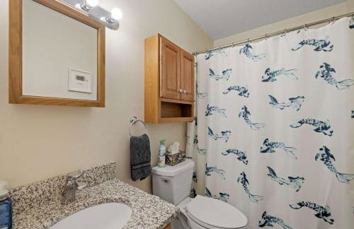 Tranquil 3BR Retreat Game Room Deck Beach Pass - Foto 21