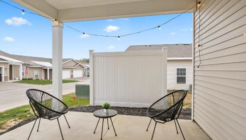 Modern New Build 4BR 4BA Two Condo w Garage and Patio - Foto 1