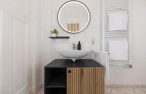 Central 6 Beds Apartment, Group & Family Friendly, Kitchen, Washer, Work Station, Netflix & PayTV - Photo 4