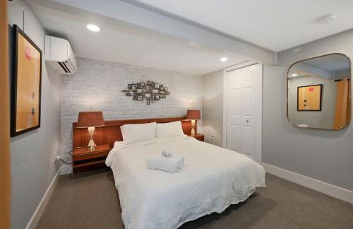 Massive Mid-Century Marvel 5 Bedrooms and Parking - Foto 26