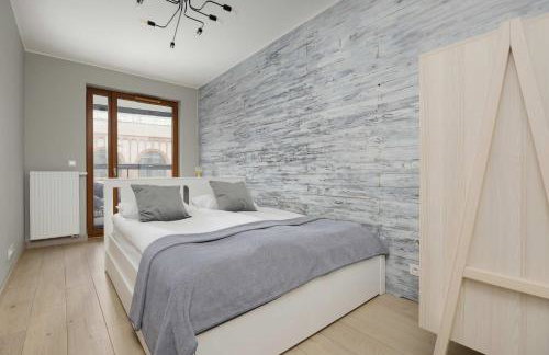 Metro Wola Apartment with Parking & AC next to Warsaw Rising Museum by Noclegi Renters - Foto 1