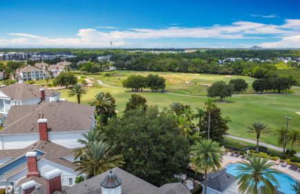 3-BR Condo with Dreamy Balcony Views, Walk to Pool - Foto 65