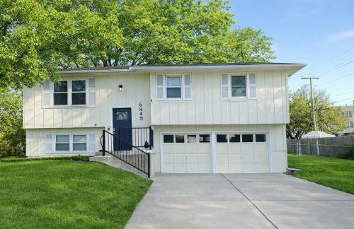 Large Overland Park Getaway 4 KING beds 3 Bath Sleeps 10 - Foto 10