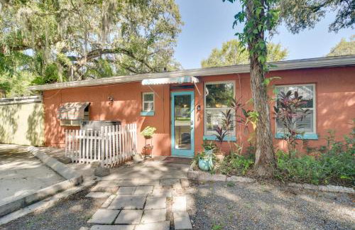 Riverfront Getaway with Hot Tub and Game Room! - Foto 36