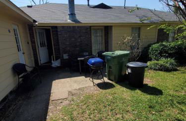 Large Fenced Yard near Midtown- Shamrock Stay - Foto 63