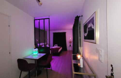 Nuit d'évasion love room avec baignoire balnéothérapie - Foto 13