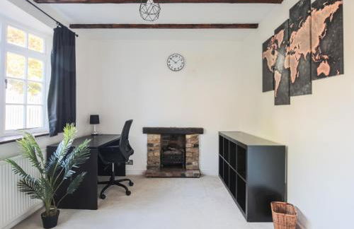 Idyllic Home in Picturesque Village of Wraysbury - Pass the Keys - Foto 30