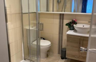 Trafalgar, lovely ground floor flat with outside patio garden, minutes walk to seafront - Photo 12