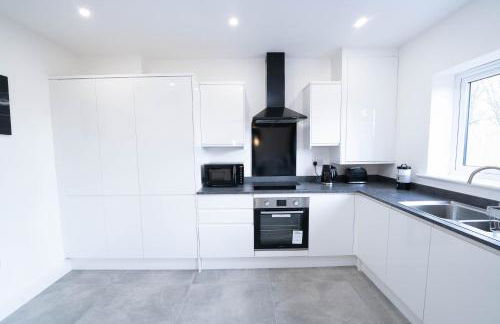 Entire Modern Home with Private Parking for 6/8 Persons - Photo 1