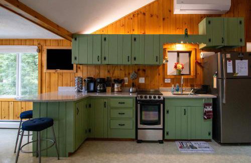 Lakefront Home with Seasonal Dock in Limerick! - Foto 10