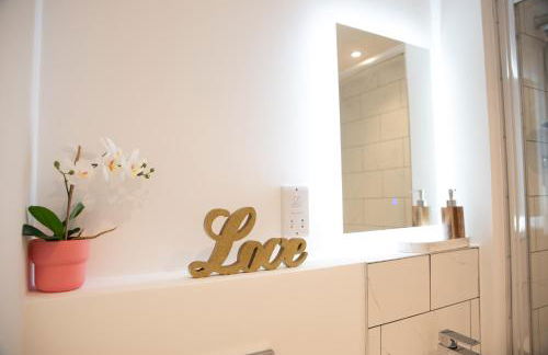 Welcome - BUSINESS or PLEASURE! Southampton 'City Vibes' # Stylish Apartment with Outdoor Courtyard! 1-4 Guests BOOK YOUR CITY BREAK or PRE-CRUISE STAY! CLOSE TO MAYFLOWER THEATRE, UNIVERSITIES, CRUISE TERMINALS, HOSPITALS & SHOPS! - Photo 36