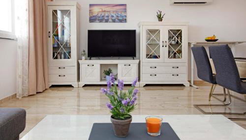 Modern 2-Bed Apt, Late check in available - Photo 2