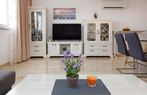 Modern 2-Bed Apt, Late check in available - Photo 1