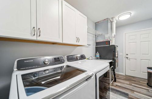 Spacious 3BR Lakefront Cottage with Stunning Views - Foto 27