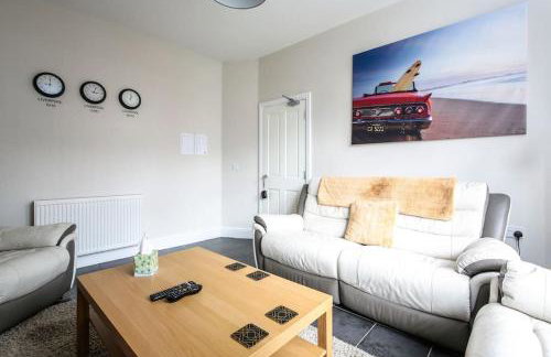 5 bedroom house, free parking, near football, sleeps 8 - Photo 8