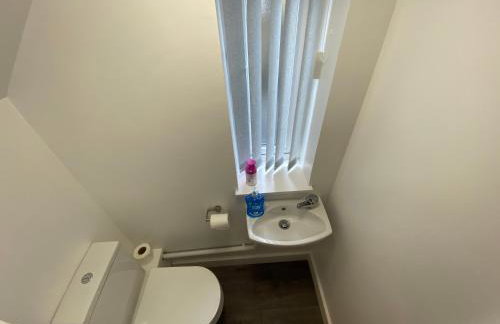 Modern 3- Bed Holiday Home - Private Parking Sleeps 10- 2 Min M62 - Foto 10