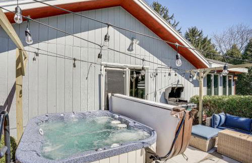 9 Mi to Shore Home with Hot Tub in Howards Grove! - Foto 1